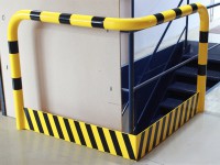 Rammschutz-Eckbügel mit Unterfahrschutz